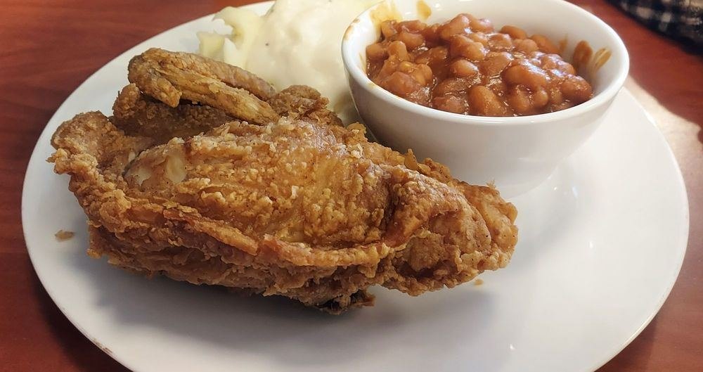 Fried chicken with baked beans and mashed potatoes
