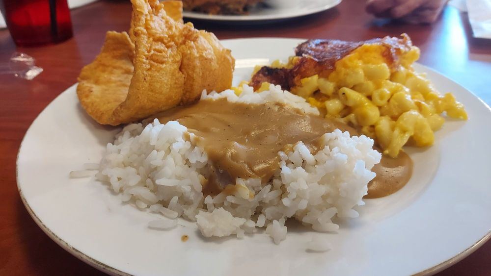 Fried fish with rice and gravy and macaroni and cheese